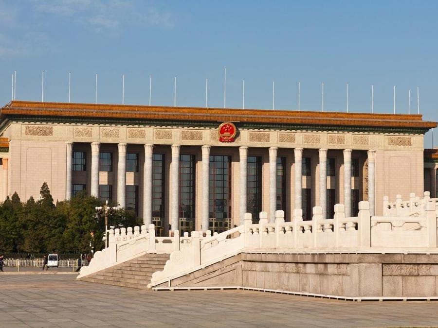 Cina. Il parlamento cinese (Marka).   Articolo 1 Costituzione cinese «La Repubblica popolare cinese è uno stato socialista di dittatura democratica popolare, guidata dalla classe operaia e basata sull'alleanza operai-contadini».