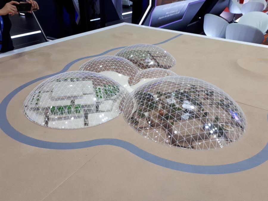 Il modellino della colonia spaziale: tre cupole che racchiudono insediamento umano e garantiscono ossigeno. Sarà una città autonoma e in grado di autosostenersi