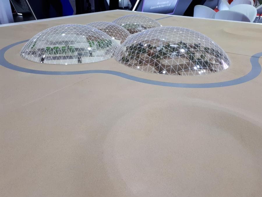 Mars Science City è un progetto che rientra nel piano Mars 2117 lanciato dal governo locale: già oggi gli scienzati stanno simulando nel deserto di Dubai, dove le temperature toccano anche i 50 gradi, la possibile vita su Marte