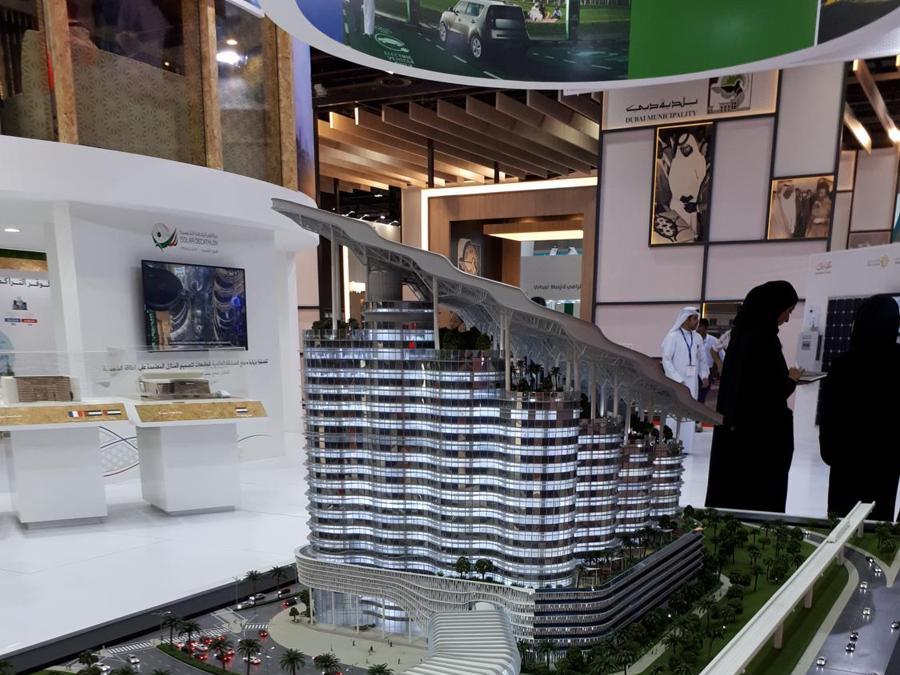 Complesso di uffici, negozi e appartamenti eco-sostenibile: si produce da solo l’energia elettrica grazie ai pannelli fotovolòataici sul tetto ed è direttamente collegato con un ponte sospeso alla stazione della metropolitana (in primo piano)