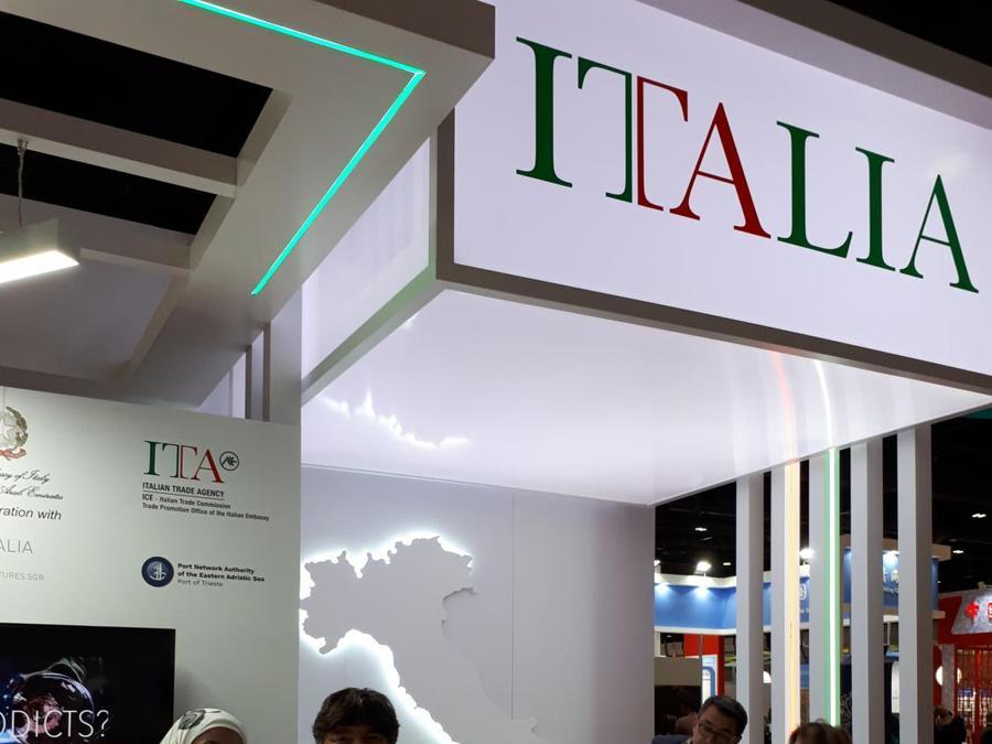 L’Italia aveva uno stand all’AIM Dubai 2018 con una rappresentanza dell’ICE: nella foto il direttore della sede di Dubai Giampaolo Bruno