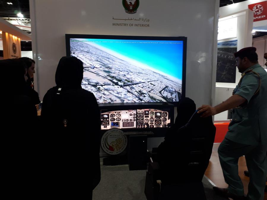 Donne arabe col velo provano un simulatore di volo di un drone