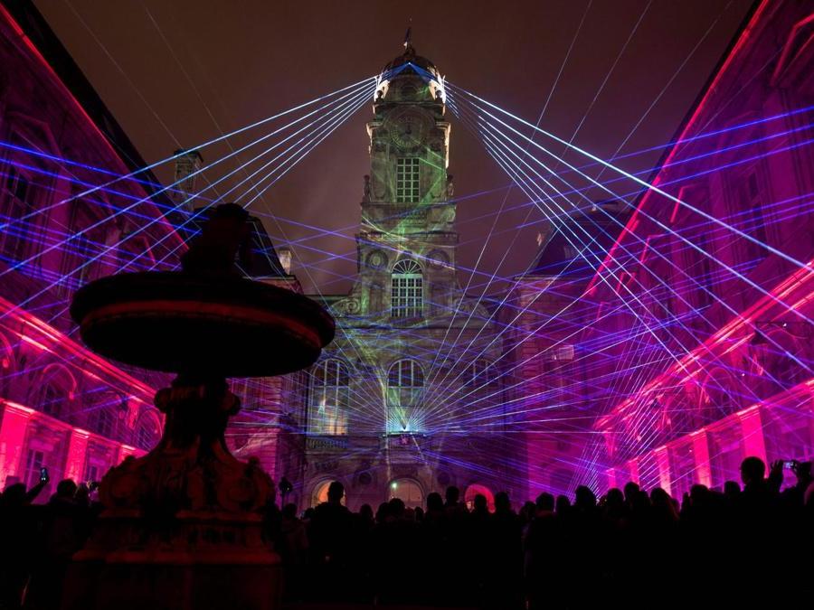 Il municipio di Lione illuminato. (Photo by JEAN-PHILIPPE KSIAZEK / AFP)
