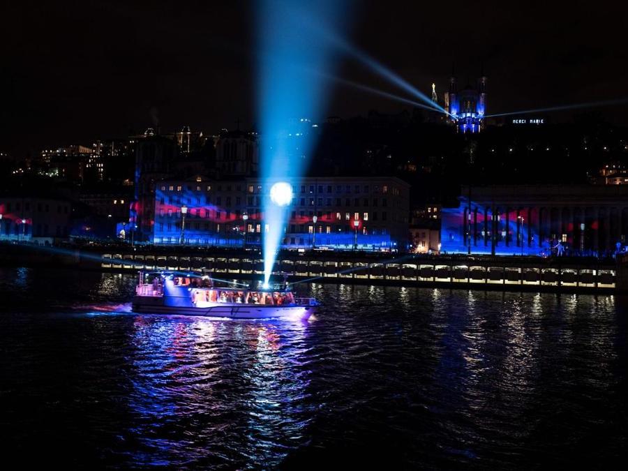 La Basilica di Notre-Dame de Fourvière e gli edifici sono illuminati durante la ventesima edizione del Festival delle Luci (Fete des Lumieres) a Lione. (Photo by JEAN-PHILIPPE KSIAZEK / AFP)