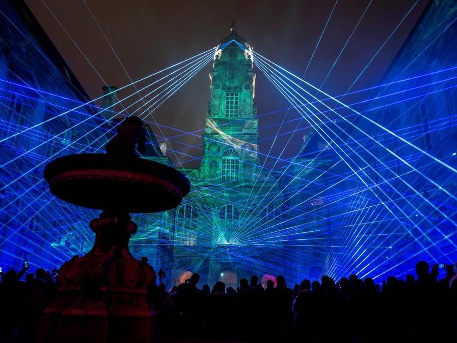 Il municipio di Lione illuminato. (Photo by JEAN-PHILIPPE KSIAZEK / AFP)