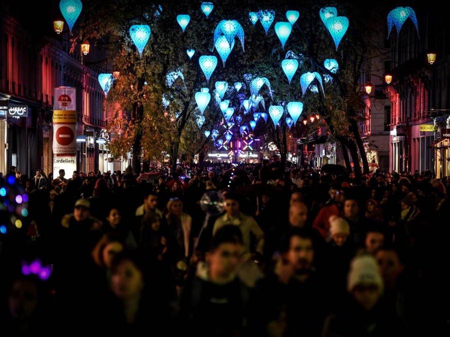 Le strade di Lione illuminate durante la ventesima edizione del Festival delle luci. (Photo by JEAN-PHILIPPE KSIAZEK / AFP)