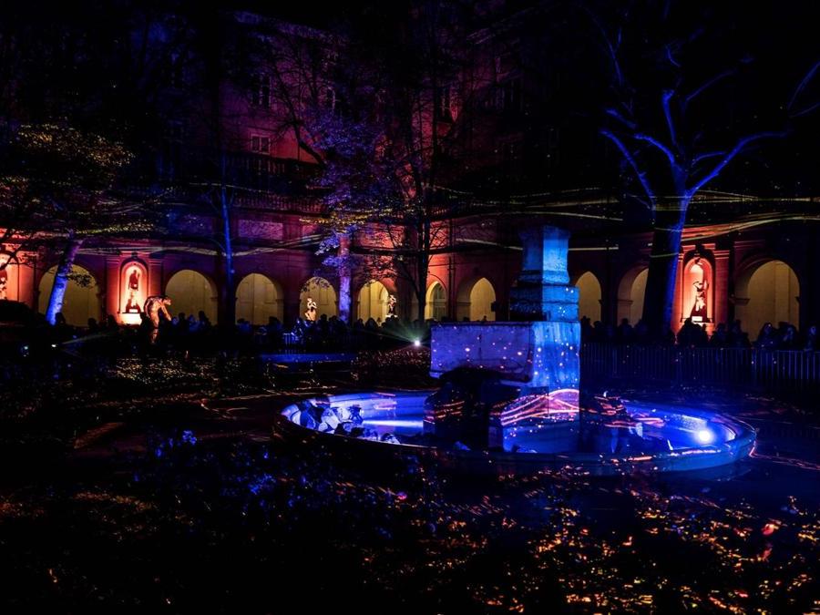 Il giardino di una galleria d'arte illuminato durante la ventesima edizione del Festival delle luci a Lione. (Photo by JEAN-PHILIPPE KSIAZEK / AFP)