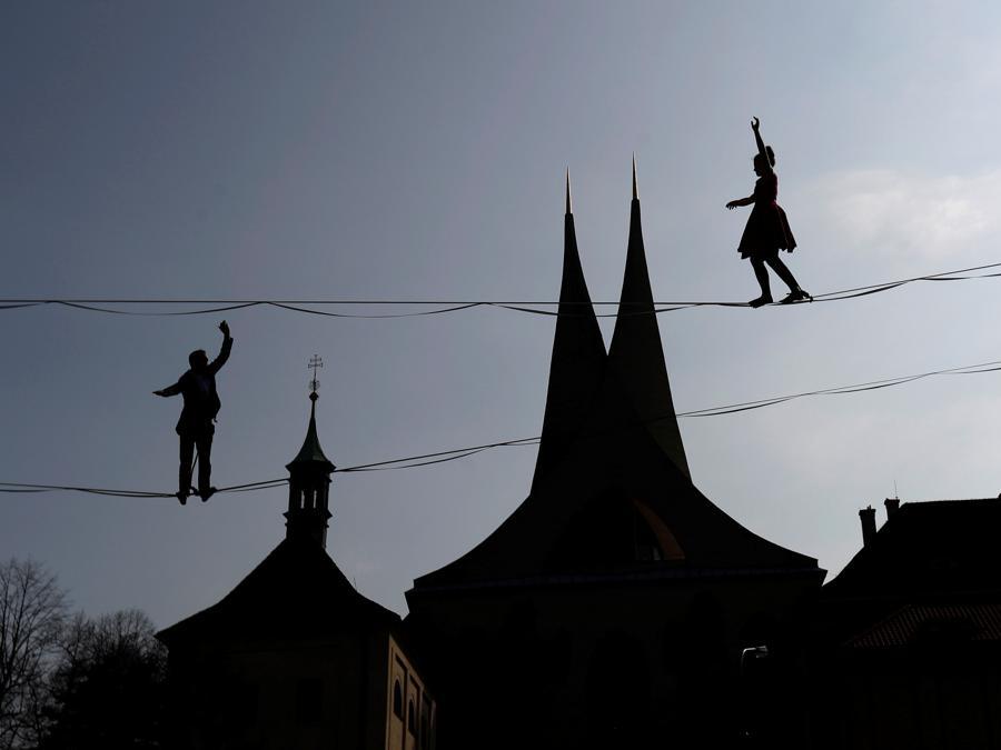 A Praga la performance dei funamboli sospesi tra i palazzi storici ...