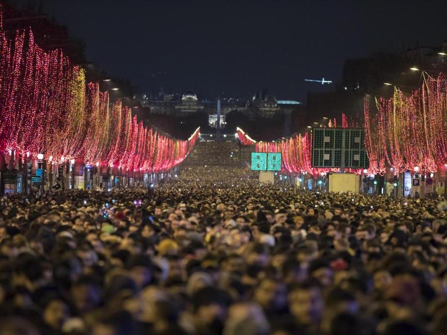 Parigi, Champs Elysees.   EPA/IAN LANGSDON