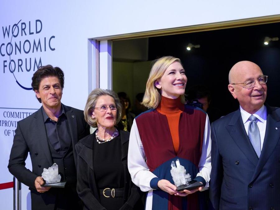 L’attore indiano Shah Rukh Khan, Hilde Schwab, l’attrice Cate Blanchett e Klaus Schwab (AFP PHOTO / Fabrice COFFRINI)