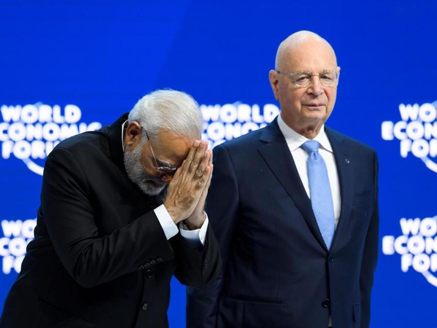 Il primo ministro indiano Narendra Modi con Klaus Schwab  (AFP PHOTO / Fabrice COFFRINI)