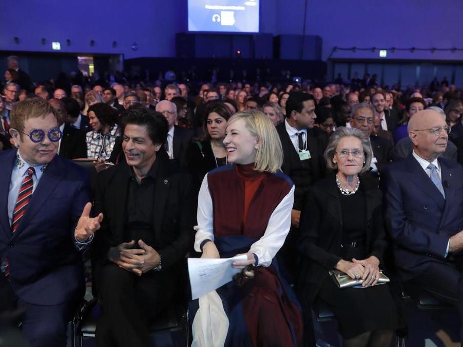 Da sinistra Elton John,  Shah Rukh Khan, Cate Blanchett, Hilde e Klaus Schwab alla cerimonia dei Crystal Awards che si tiene alla vigilia del World Economic Forum a Davos (AP Photo/Markus Schreiber)