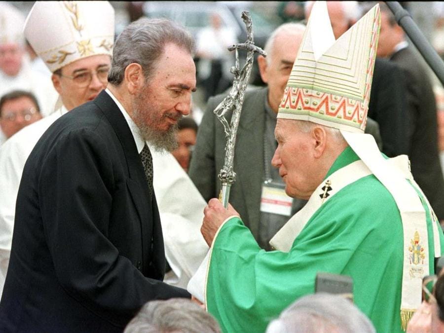 Il presidente cubano Fidel Castro e Giovanni Paolo II durante la sua visita all’Havana  nel 1998 (Reuters)