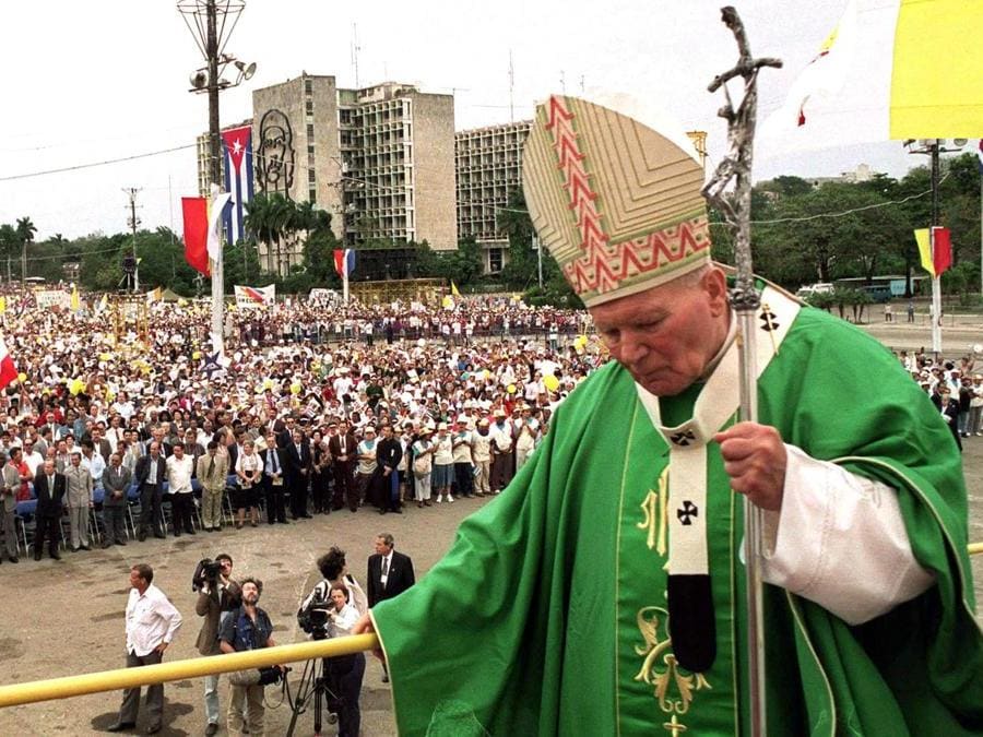 Giovanni Paolo II durante la sua visita all’Havana  nel 1998 (Reuters)