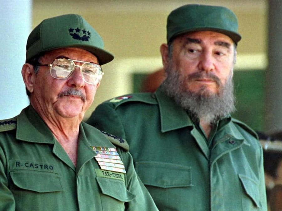 Il presidente cubano Fidel Castro e suo fratello, il ministro delle Forze armate Raul Castro  presiedono a una cerimonia che segna il 100 ° anniversario della morte dell'eroe dell'indipendenza Antonio Maceo (Reuters)