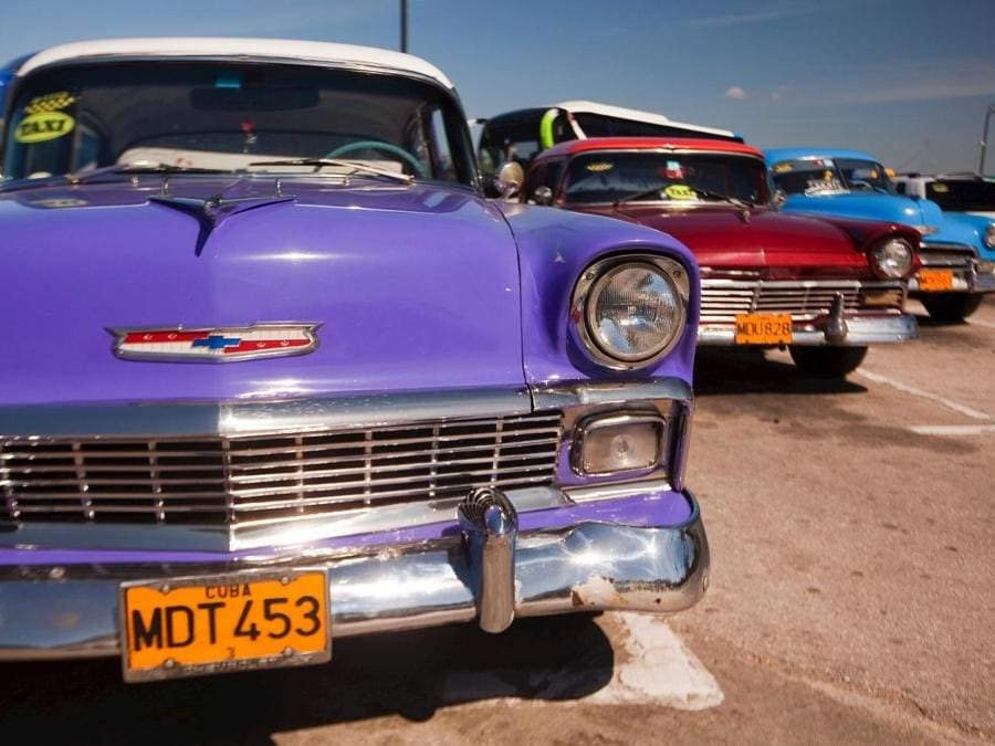 Auto anni 50 usate come taxi parcheggiate in prossimità del Malecon all’Havana  (Marka)