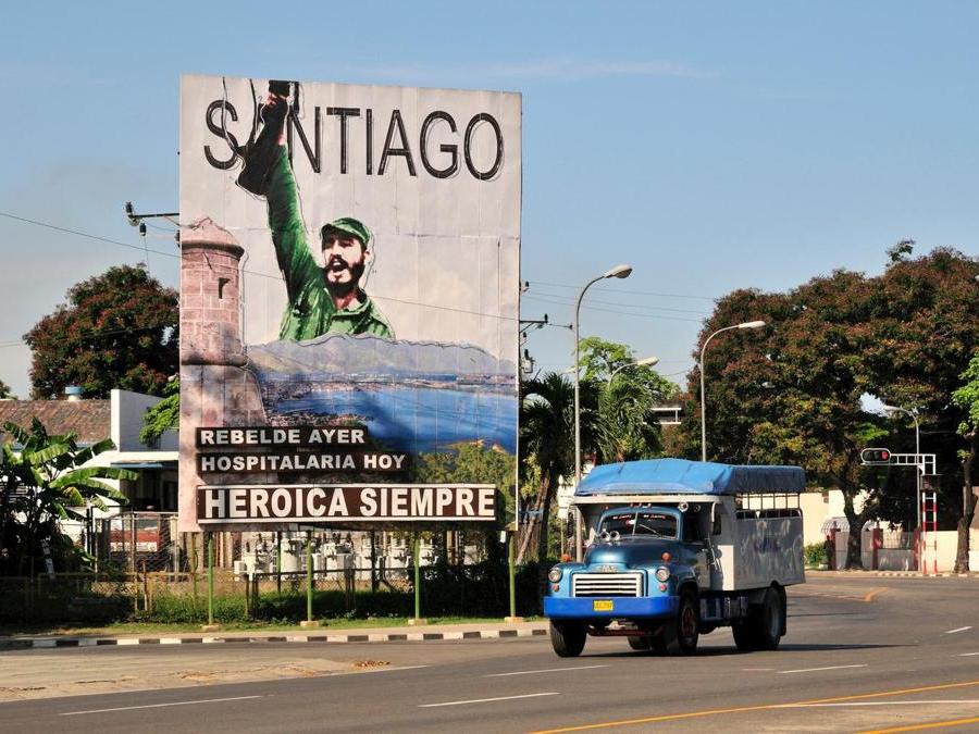 Un poster di propaganda in una strada di Santiago de Cuba (Marka) 