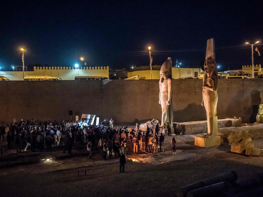 Media e diplomatici del Cairo partecipano ad una cerimonia organizzata dal Ministero delle Antichità egiziano per presentare il colosso del re Ramses II dopo il suo restauro e la sua ricostruzione, ad Akhmim, nel governatorato di Sohag. (Photo by Khaled DESOUKI / AFP)