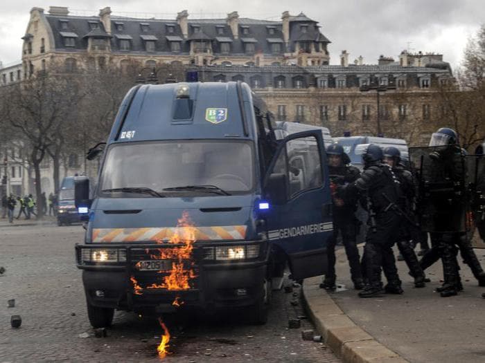 Gilet gialli, tornano gli scontri a Parigi