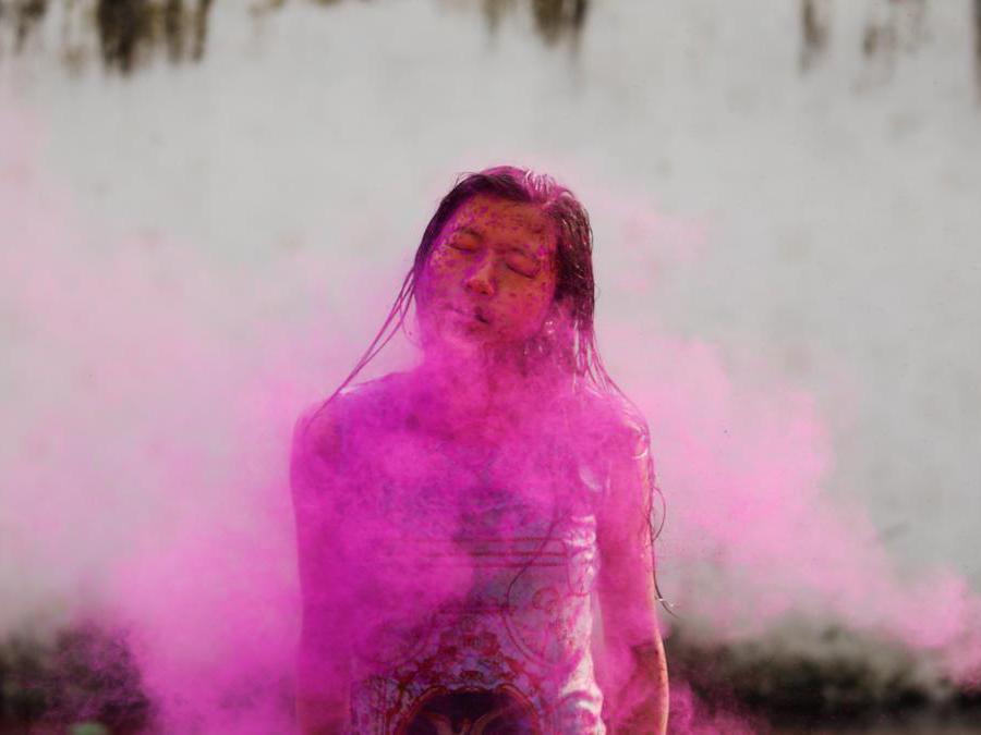 Il Festival dei colori, in un college a Kathmandu, in Nepal. REUTERS/Navesh Chitrakar