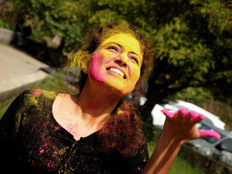 Gli studenti indiani della Guru Nanak Dev University partecipano alle celebrazioni del festival  nel campus universitario di Amritsar, in India. EPA/RAMINDER PAL SINGH
