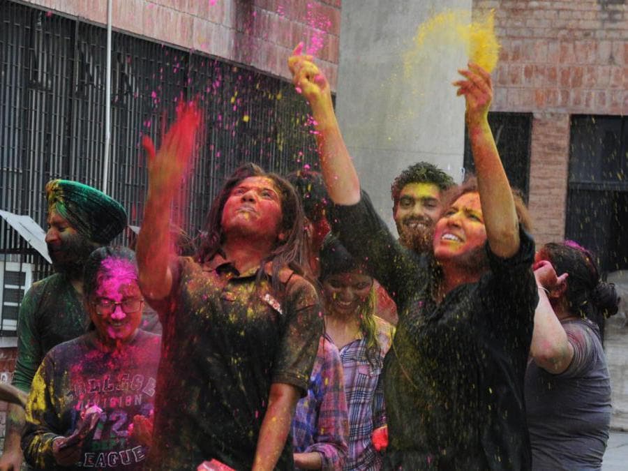 Gli studenti indiani della Guru Nanak Dev University partecipano alle celebrazioni del festival  nel campus universitario di Amritsar, in India. EPA/RAMINDER PAL SINGH