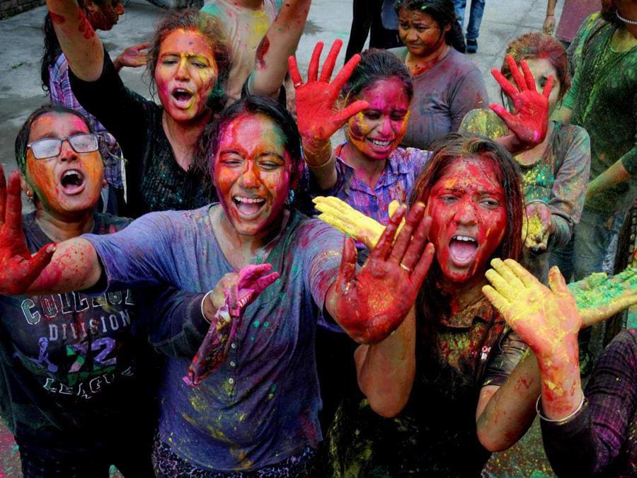 Gli studenti indiani della Guru Nanak Dev University partecipano alle celebrazioni del festival  nel campus universitario di Amritsar, in India. EPA/RAMINDER PAL SINGH