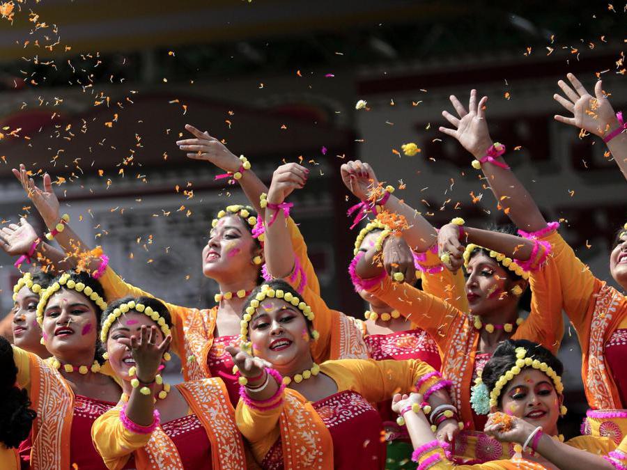 Gli studenti indiani celebrano il festival Holi all'Università Tagore di Calcutta. EPA/PIYAL ADHIKARY