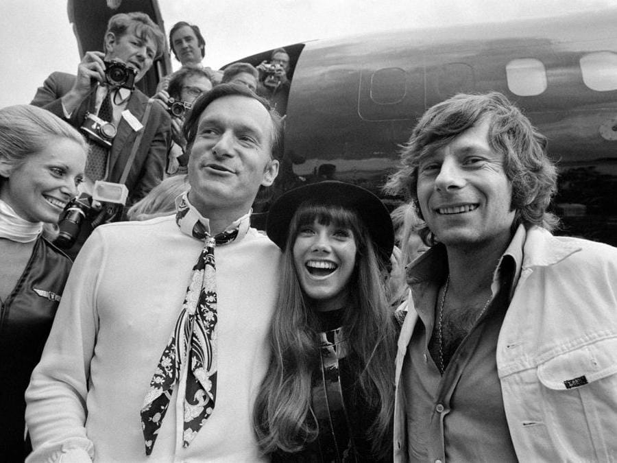 1970 Hugh Hefner con la sua attrice  fidanzata Barbara Benton e il regista cinematografico Roman Polanski  / AFP PHOTO / STAFF