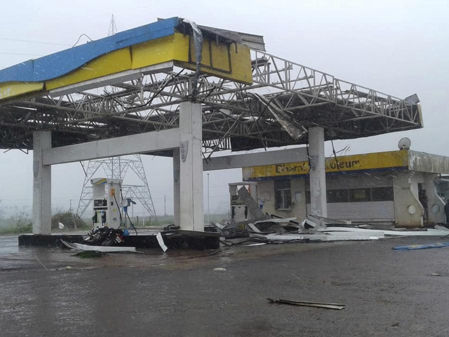 Una stazione di deposito del carburante distrutta dal ciclone Fani alla periferia di Puri, nello stato indiano dell'Odissa. (AP Photo)