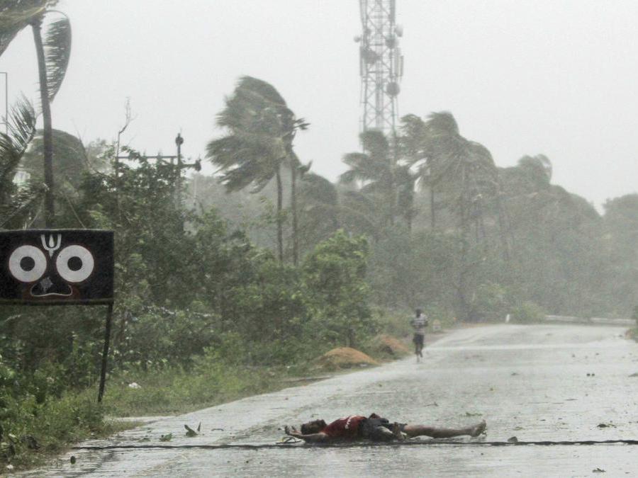 Un contadino indiano giace sulla strada dopo essere caduto mentre attraversava la strada a causa di raffiche di vento  causate dal ciclone Fani alla periferia di Puri, nello stato indiano dell'Odisha. (AP Photo)