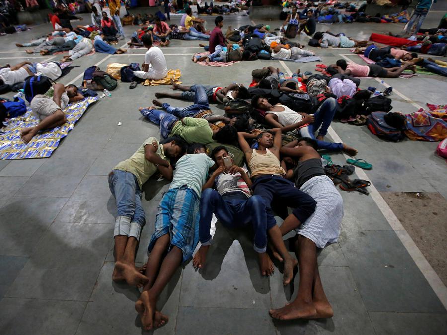I passeggeri bloccati riposano all'interno di una stazione ferroviaria dopo che i treni tra Calcutta e Odisha sono stati cancellati prima del ciclone Fani, a Calcutta, in India. REUTERS/Rupak De Chowdhuri