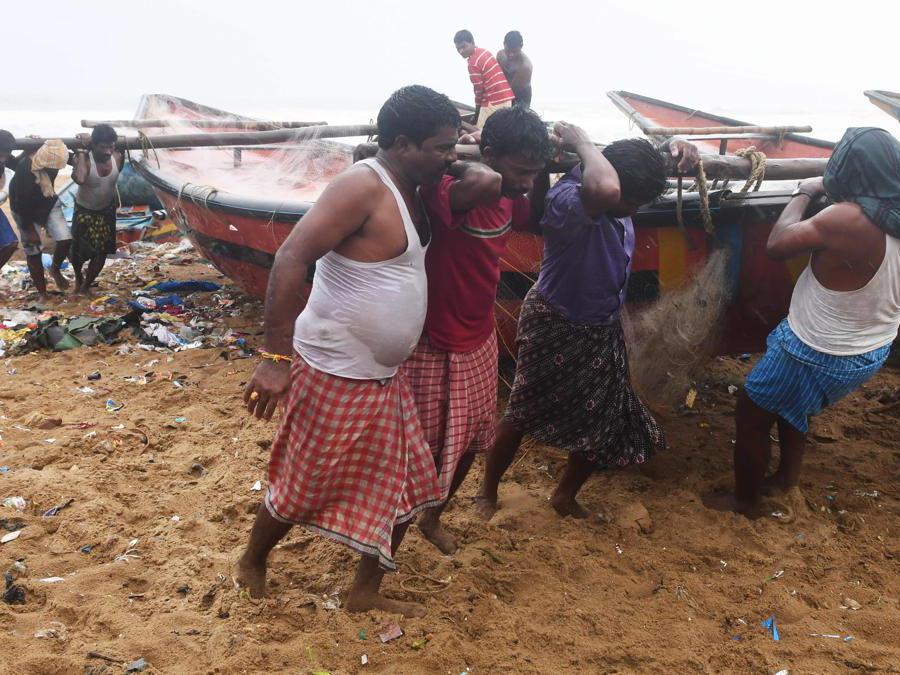 I pescatori indiani si preparao all’arrivi del ciclone Fani a Puri, India. (Photo by Dibyangshu SARKAR / AFP)