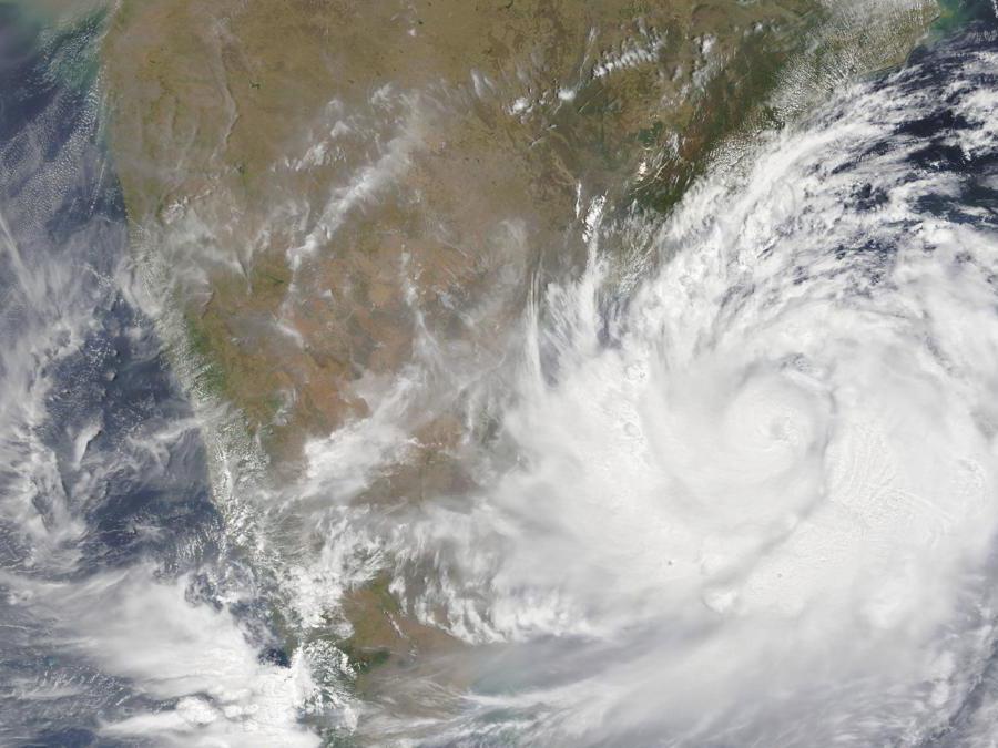 Questo mercoledì, 1 maggio 2019 foto fornita dalla NASA mostra una vista satellitare di Cyclone Fani. Le autorità indiane hanno evacuato centinaia di migliaia di persone lungo la costa orientale del paese prima del ciclone che si muove attraverso il Golfo del Bengala. (NASA via AP)