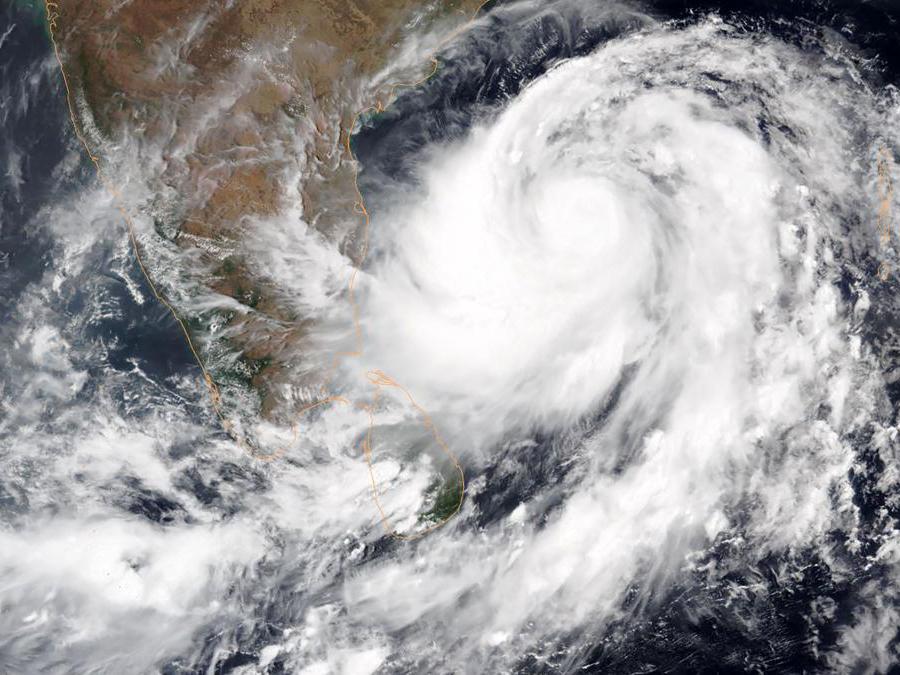 Questa immagine satellitare datata 1 maggio 2019,  ottenuta per gentile concessione della National Oceanic and Atmospheric Administration (NOAA) mostra che il ciclone tropicale Fani si sta intensificando nel Golfo del Bengala.  (Photo by HO / NOAA / AFP)