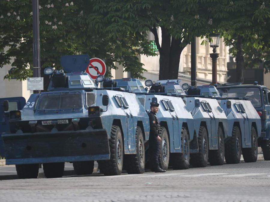 I veicoli blindati della polizia fiancheggiano la strada prima dell'inizio delle manifestazioni del Primo Maggio, nella capitale francese, Parigi . (Photo by KENZO TRIBOUILLARD / AFP)