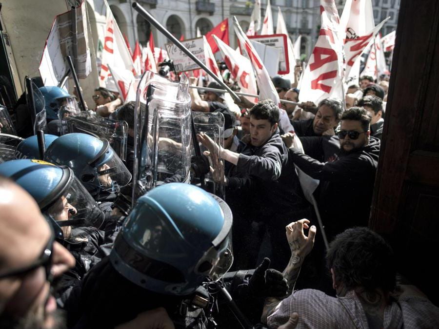 La polizia anti-sommossa si scontra con i manifestanti di No Tav a Torino durante uno dei numerosi raduni contro la disoccupazione in Italia che segna il Primo Maggio . (Photo by MARCO BERTORELLO / AFP)