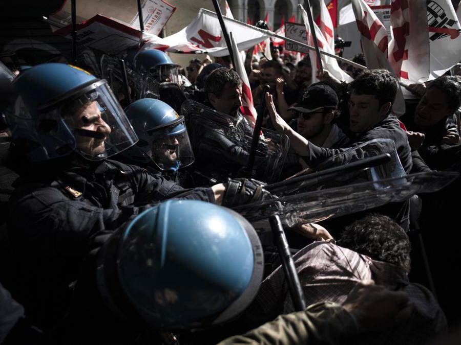 La polizia anti-sommossa si scontra con i manifestanti di No Tav a Torino durante uno dei numerosi raduni contro la disoccupazione in Italia che segna il Primo Maggio . (Photo by MARCO BERTORELLO / AFP)