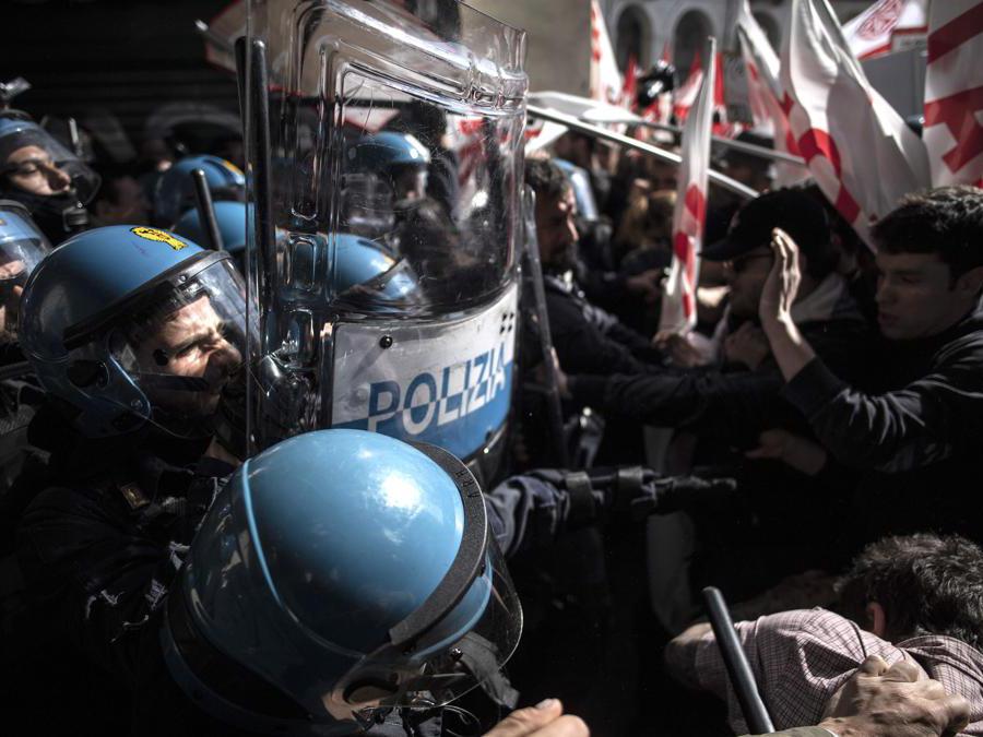 La polizia anti-sommossa si scontra con i manifestanti di No Tav a Torino durante uno dei numerosi raduni contro la disoccupazione in Italia che segna il Primo Maggio . (Photo by MARCO BERTORELLO / AFP)