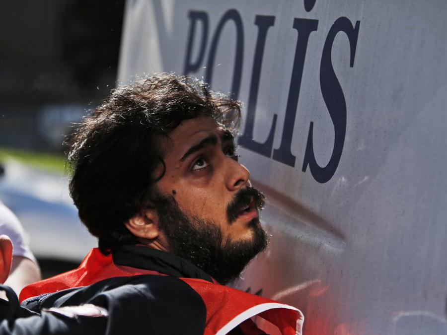 Un manifestante viene arrestato da agenti di polizia turchi durante le proteste del primo maggio a Istanbul. La polizia di Istanbul ha arrestato diversi manifestanti che hanno tentato di marciare verso la simbolica Piazza Taksim di Istanbul in spregio del governo, citando problemi di sicurezza. (AP Photo/Lefteris Pitarakis)
