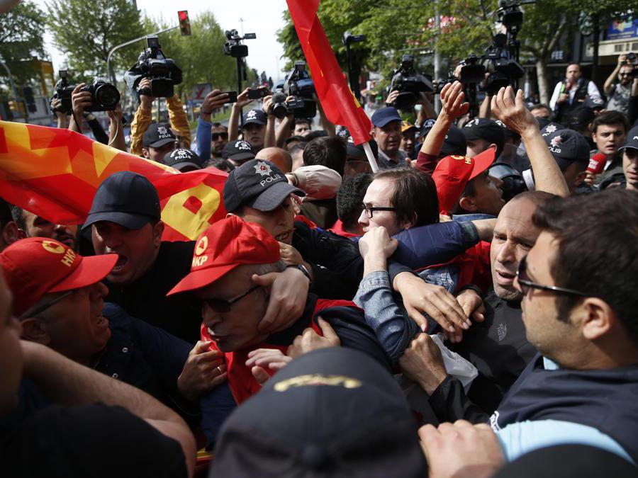 Manifestazione del primo maggio a Istanbul. La polizia di Istanbul ha arrestato diversi manifestanti che hanno tentato di marciare verso la simbolica Piazza Taksim di Istanbul in spregio del governo, citando problemi di sicurezza. (AP Photo/Lefteris Pitarakis)