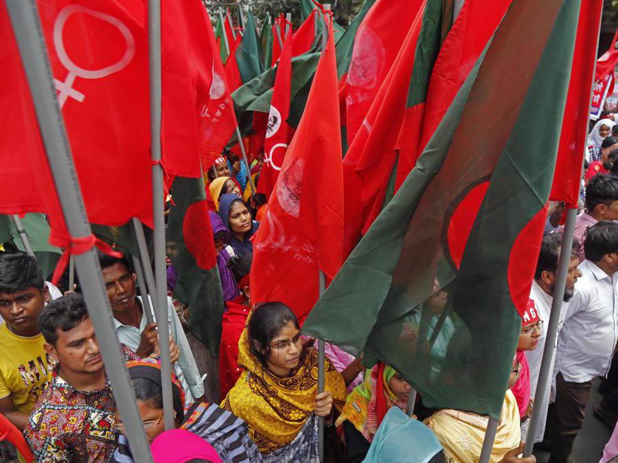 Diversi membri delle organizzazioni dei lavoratori prendono parte a una manifestazione per la Giornata internazionale dei lavoratori a Dhaka, Bangladesh. EPA/MONIRUL ALAM