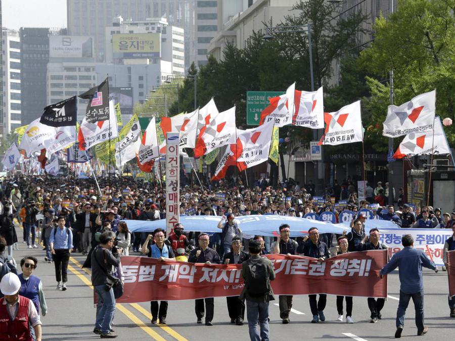 Membri della Confederazione dei sindacati coreani marciano durante un raduno del Primo Maggio a Seoul, Corea del Sud. (AP Photo/Ahn Young-joon)