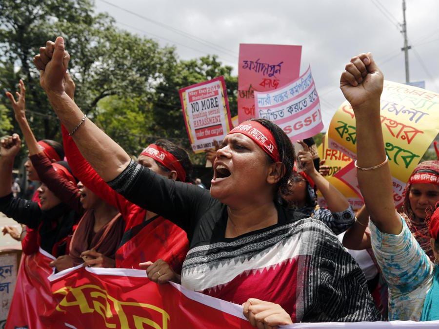 Le lavoratrici sostengono gli striscioni di protesta e gridano slogan mentre partecipano a una manifestazione per la Giornata internazionale dei lavoratori a Dhaka, Bangladesh. EPA/MONIRUL ALAM
