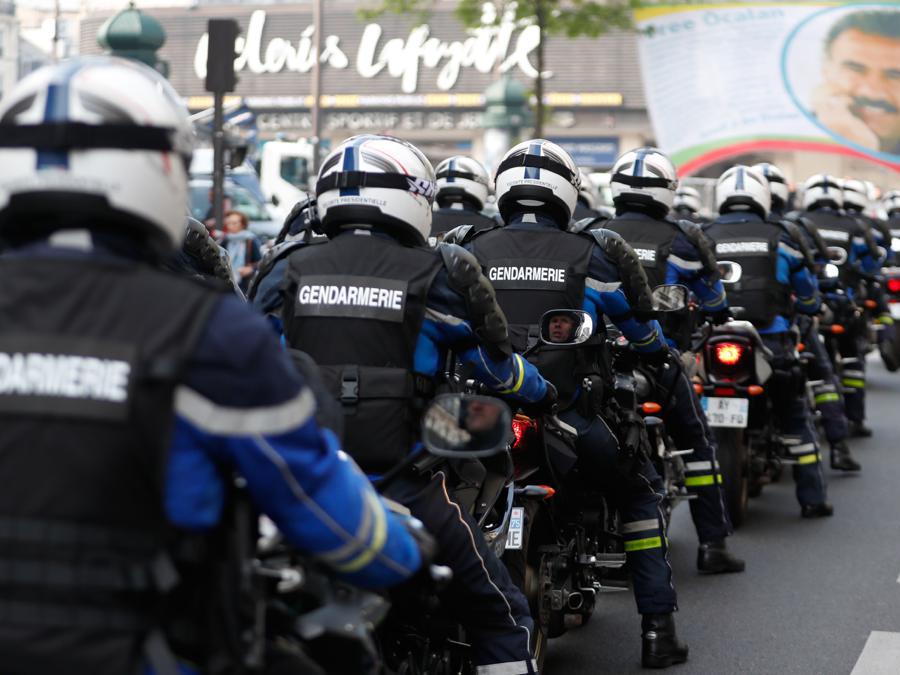 La polizia francese si riunisce nel distretto di Montparnasse nella capitale francese prima dell'inizio delle manifestazioni del Primo Maggio, a Parigi. (Photo by Zakaria ABDELKAFI / AFP)