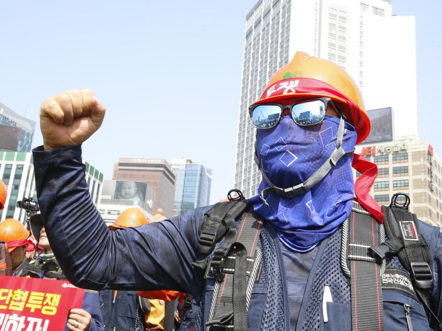 Un manifestante della Confederazione dei Sindacati della Corea del Sud (KCTU) mostra un pugno alzato durante un Labour Day a Seoul, Corea del Sud. Circa 30.000 manifestanti si sono riuniti per manifestare riforme del lavoro e migliori condizioni di lavoro. EPA/KIM HEE-CHUL