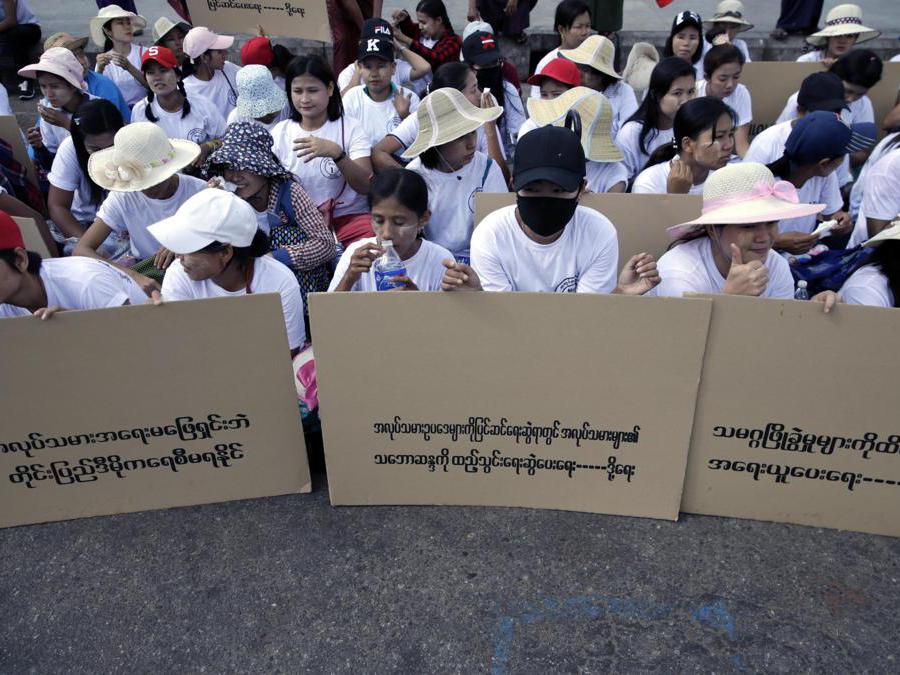 I lavoratori tengono cartelli durante una protesta per chiedere migliori diritti sul lavoro nella giornata dei lavoratori a Yangon, Myanmar. EPA/LYNN BO BO
