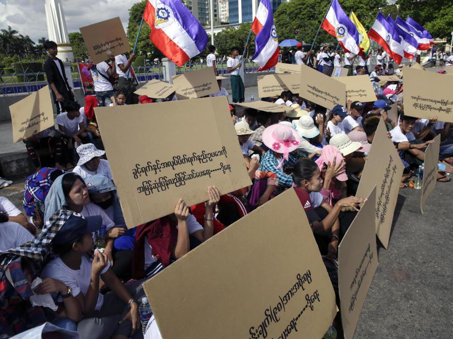 I lavoratori tengono cartelli durante una protesta per chiedere migliori diritti sul lavoro nella giornata dei lavoratori a Yangon, Myanmar. EPA/LYNN BO BO