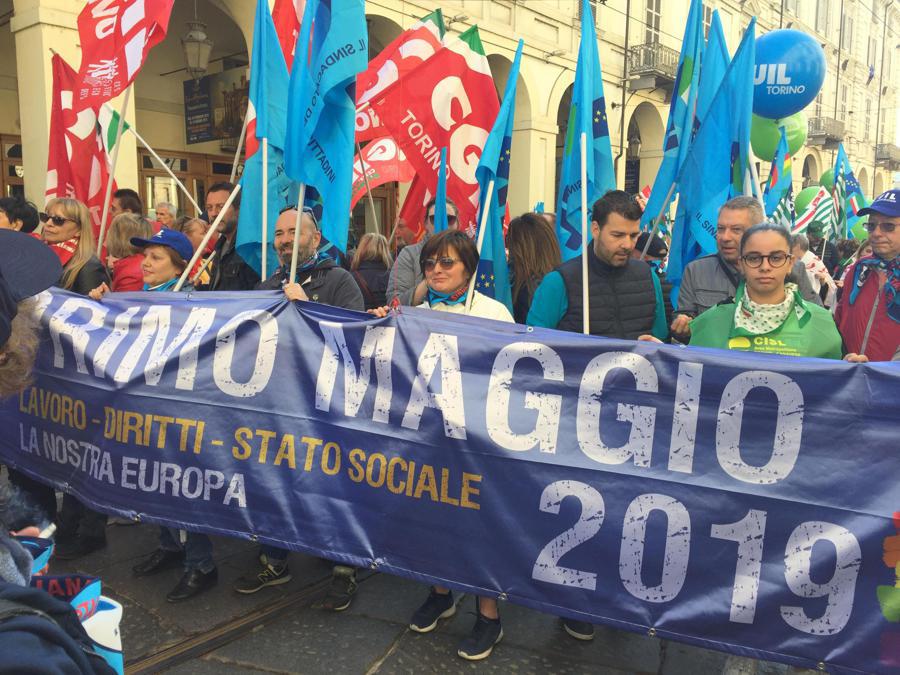 Un momento del corteo a Torino durante la festa del primo maggio. ANSA/DI MARCO