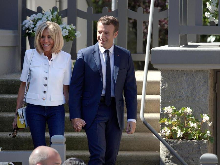 Il presidente francese Emmanuel Macron con la  moglie  Brigitte (Reuters)
